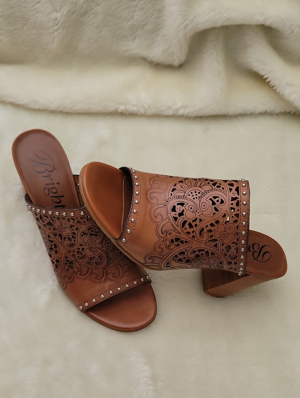 👡BRIGHTON Tan Laser-Cut Studded Block Heel Mules. Size 7.5